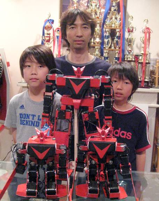 Illustration for article titled Girl Pilots Japanese Fighting Robot With Gundam Master/Slave Control Suit
